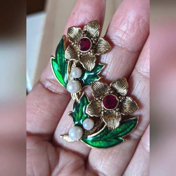 Jewelry - Vintage Clip On Earrings -0002